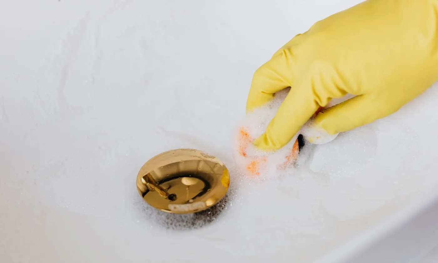Clearing a blocked drain